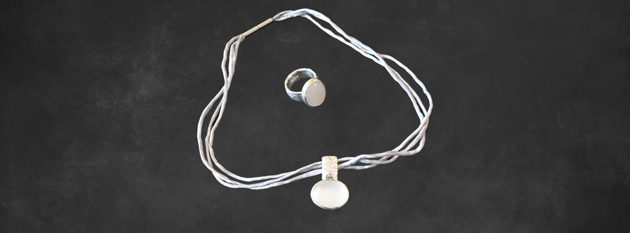 Kette und Anhänger 925 /- Silber und Mondstein - Besatz an einem Seidenband