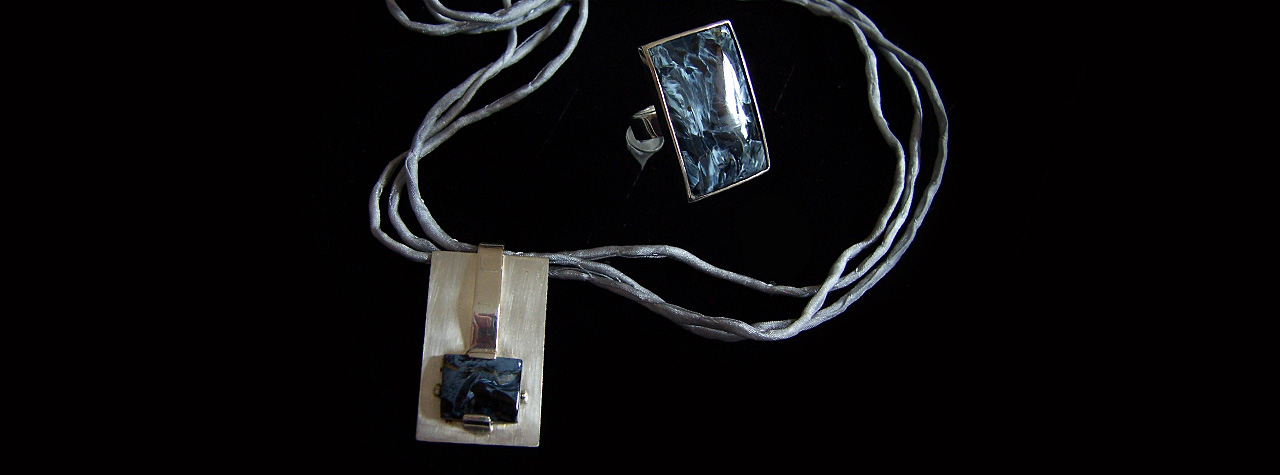 Halskette und Ring 925/-Silber und Petersit-Besatz an einem Seidenband